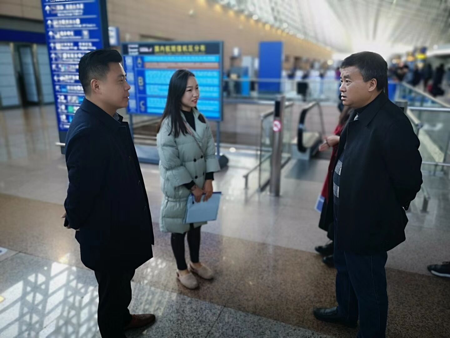 看望上海浦东机场实习学生杜先扬一行先考察了上海浦东