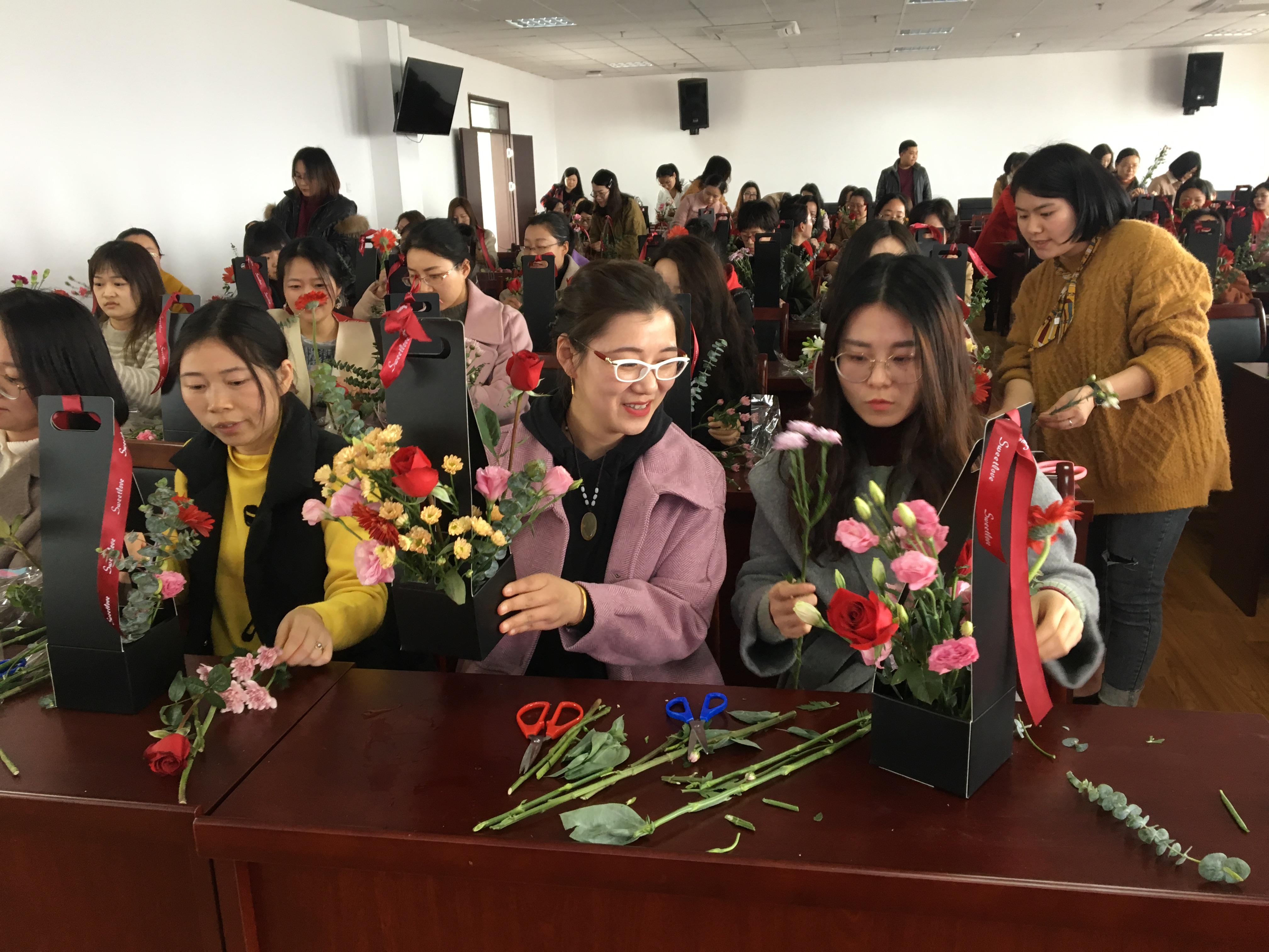 安徽国防科技职业学院举办"三八"妇女节艺术插花活动