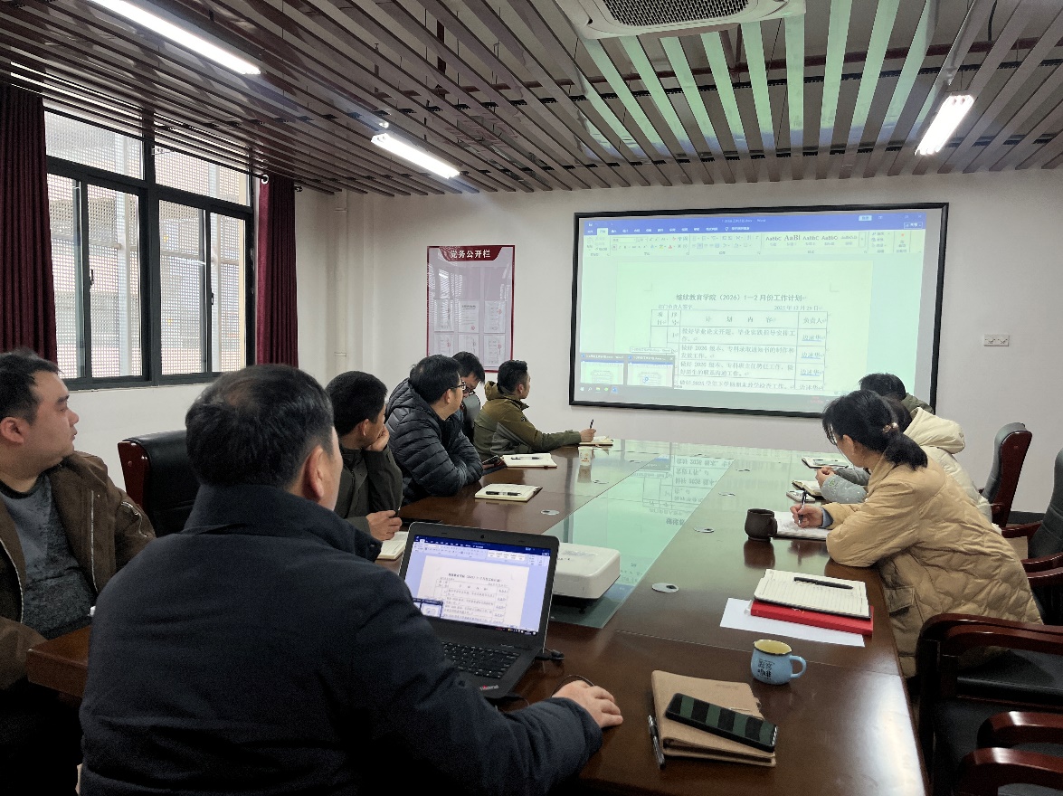 办公室的人中度可信度描述已自动生成