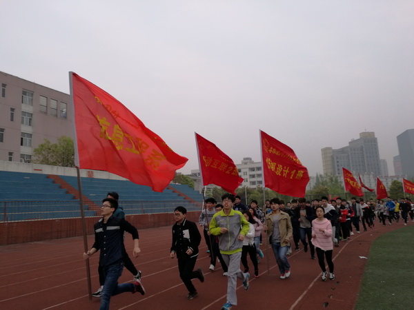 集合队伍,同学们以班级为单位,在系旗和班旗的带领下排成整齐的队列